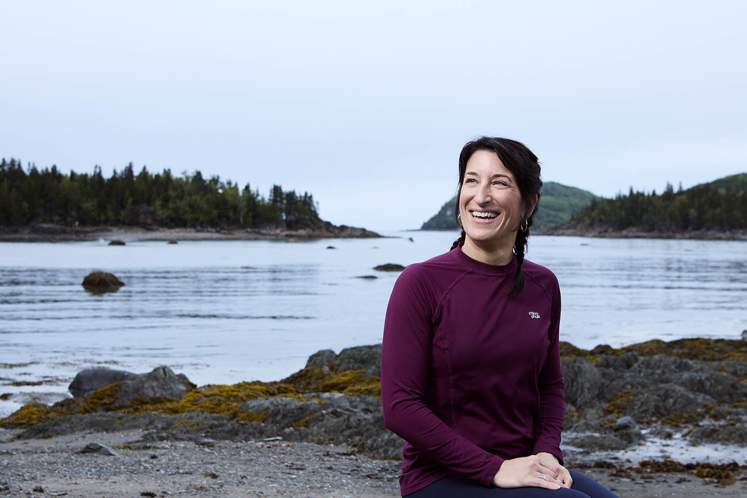 Employé souriant en plein air