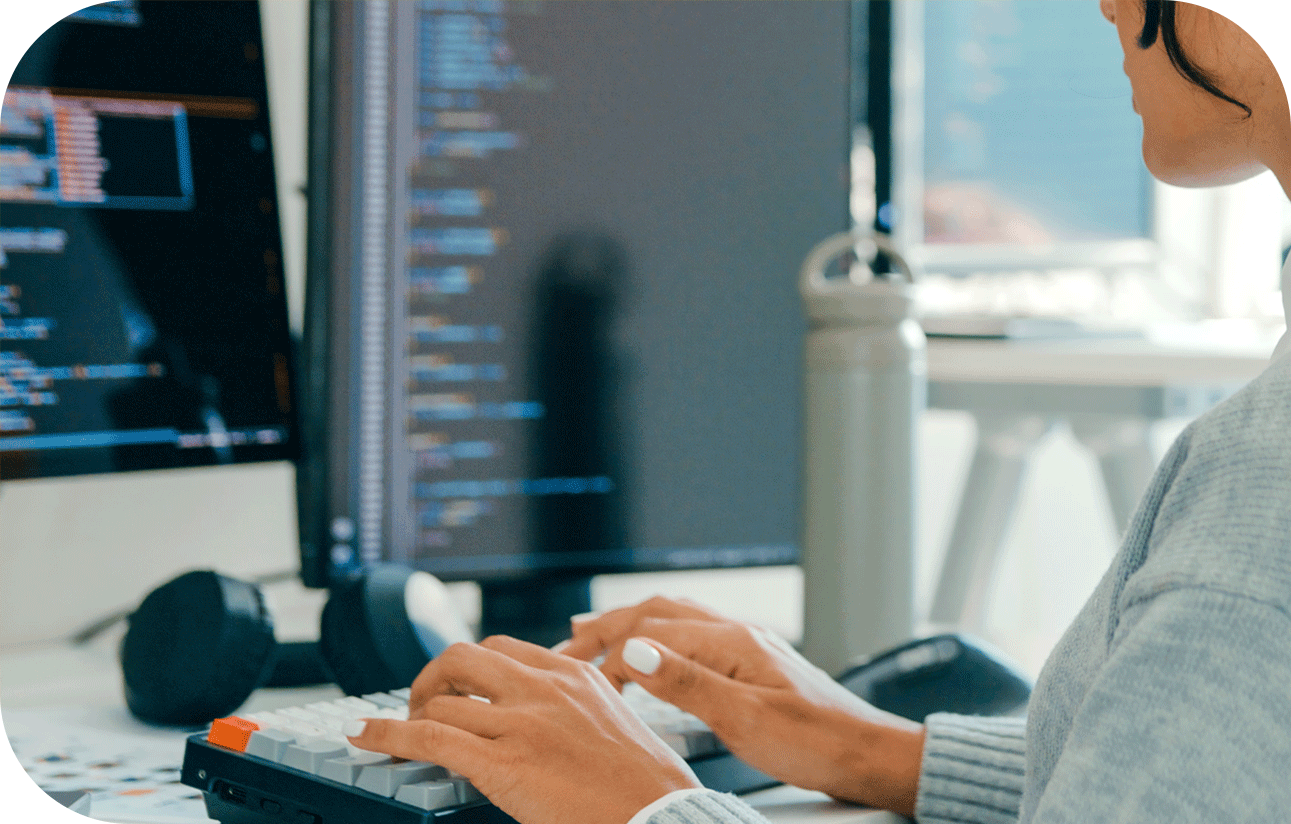 Personne tapant sur son clavier à l'ordinateur