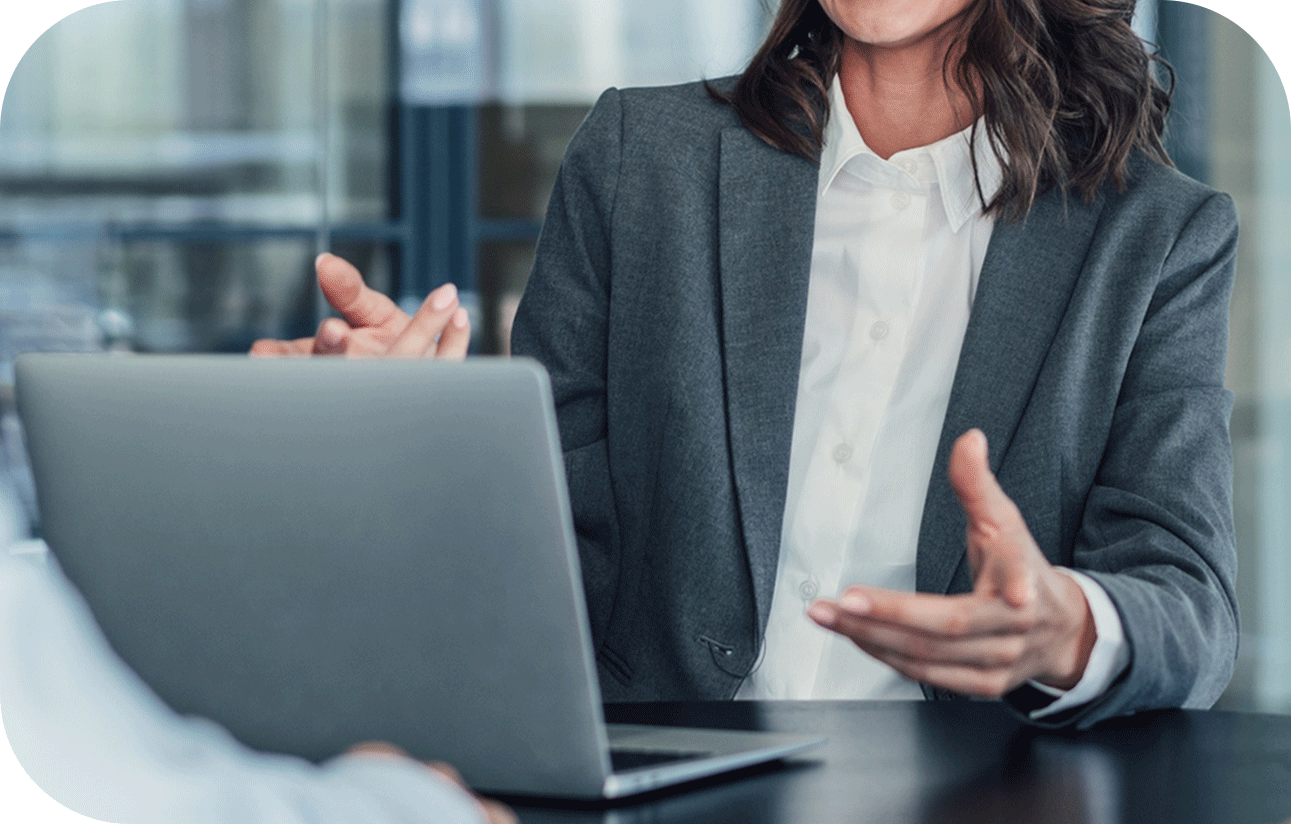 Personne qui parle devant son ordinateur