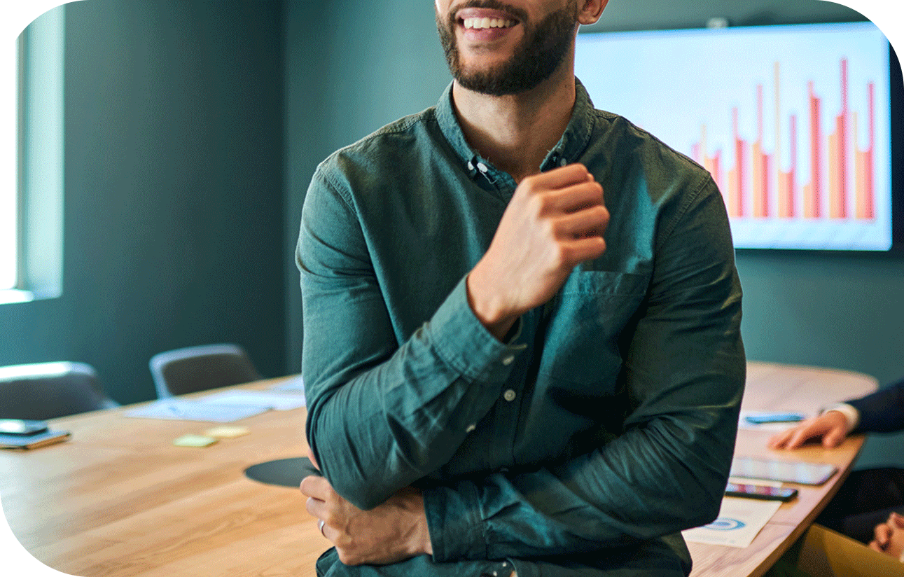 Personne souriante devant la caméra