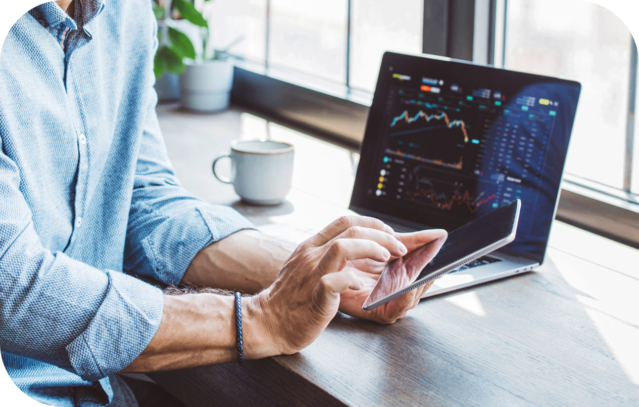 Employé sur son téléphone devant son ordinateur