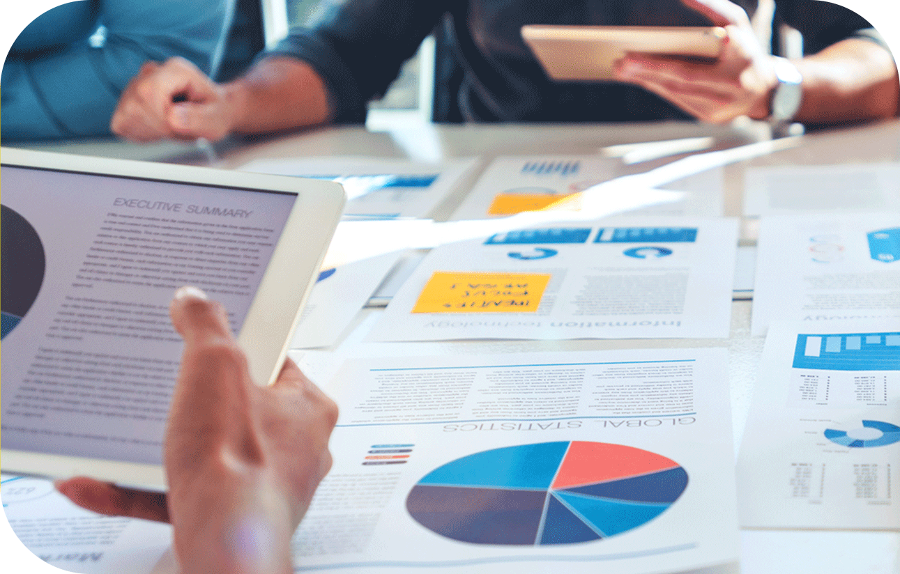 des employés qui parlent devant des statistiques