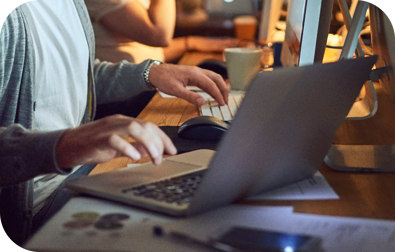 personnes travaillant sur un ordinateur