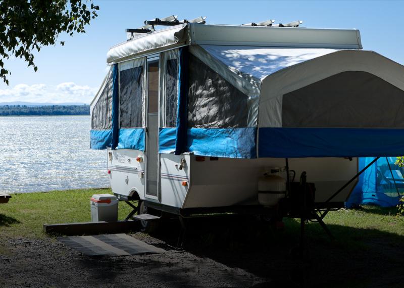 Une caravane au bord d'un lac
