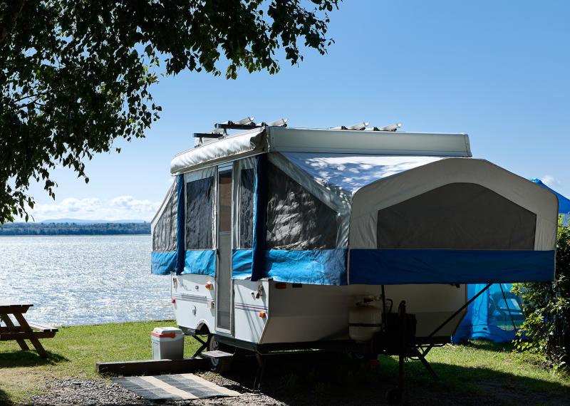 Une caravane au bord d'un lac