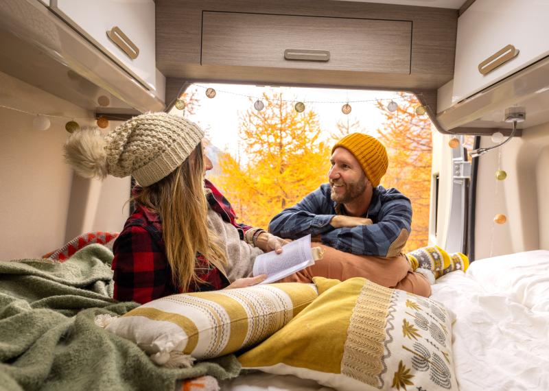 Personnes profitant d'un voyage en véhicule récréatif en automne