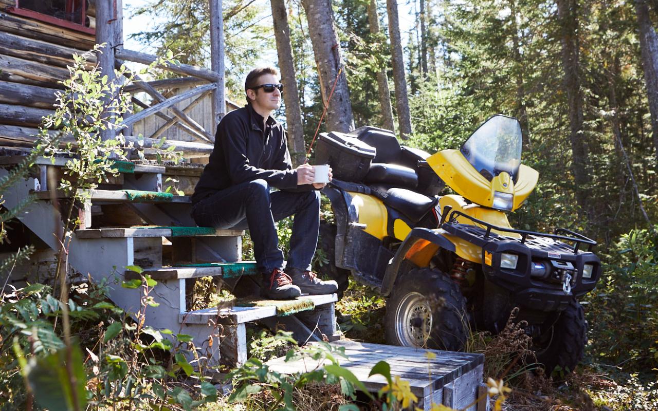 Un VTT jaune près d'un chalet