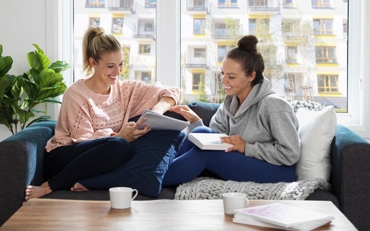 Deux jeunes filles étudient