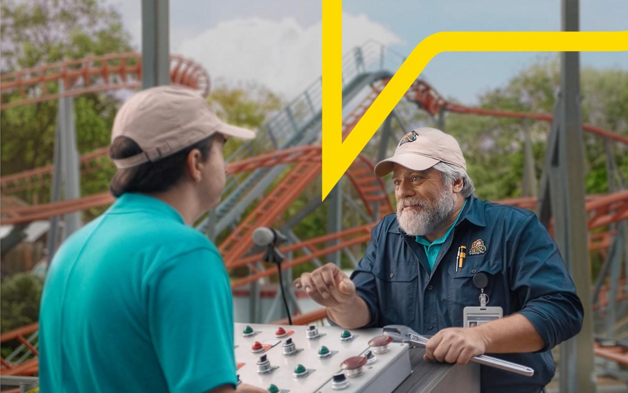 Deux employés rigolant au pied d'un manège
