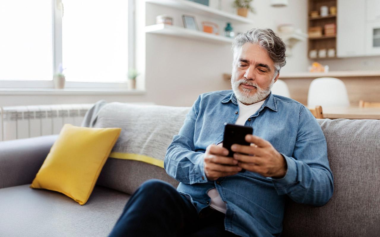 homme sur son cellulaire