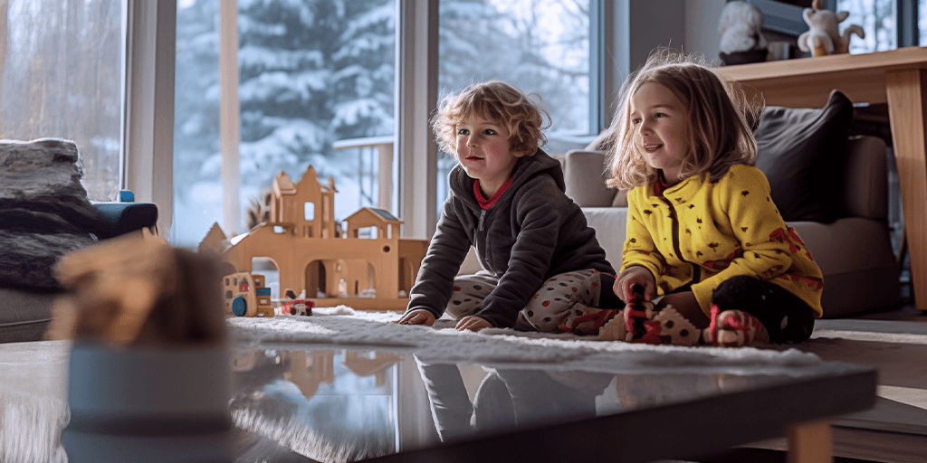 Des enfants jouent dans une maison