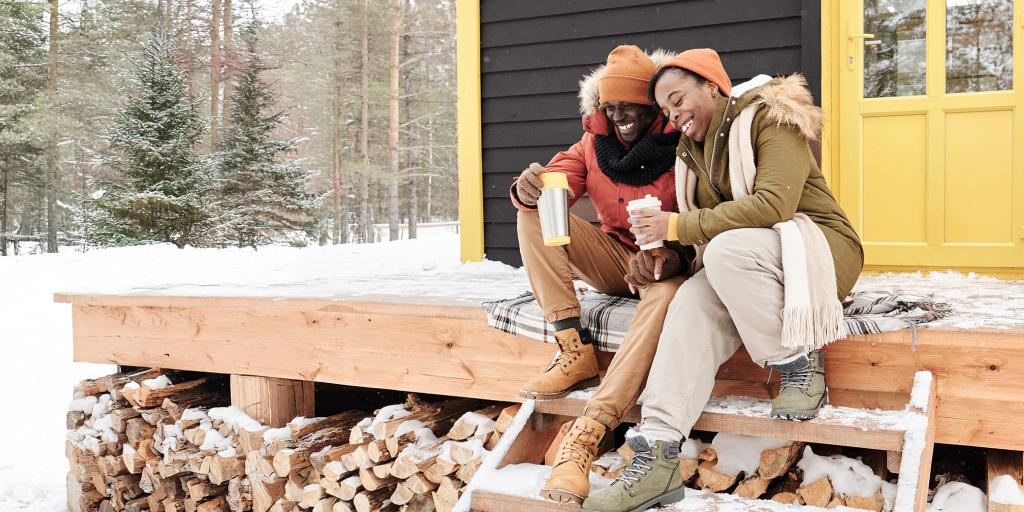 Couple sur le patio de leur maison en hiver Promutuel Assurance