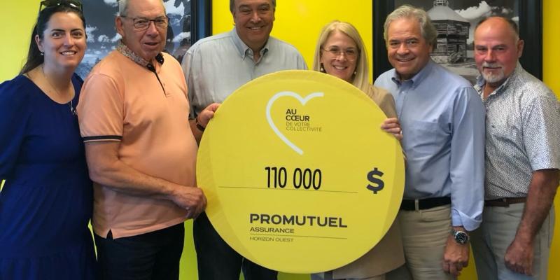 Photo officielle de remise des dons