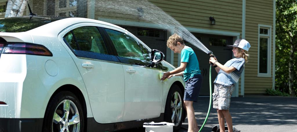 Deux enfants lavent une auto