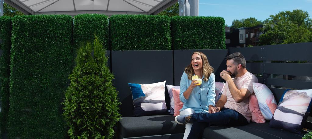 Un couple sur une terrasse