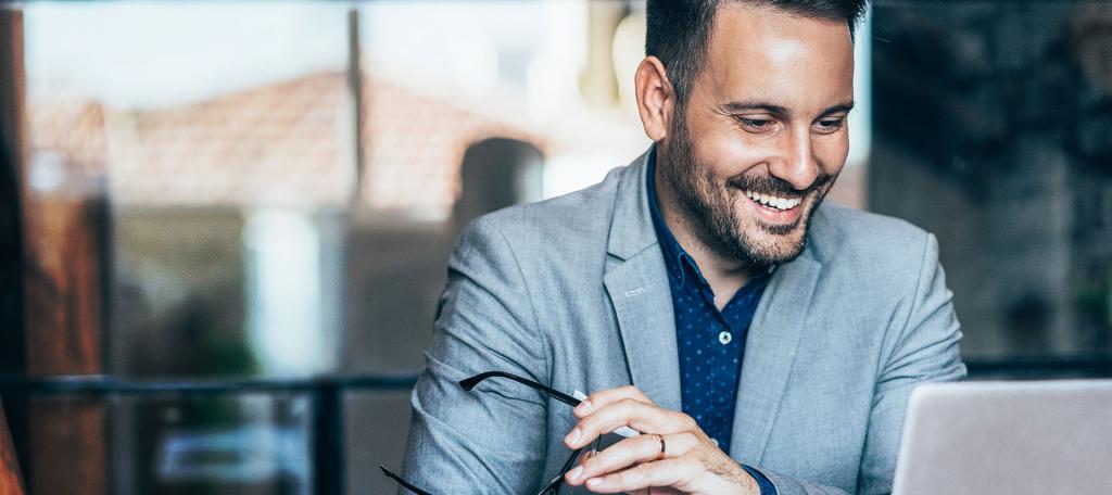 Un homme travaille sur un ordinateur