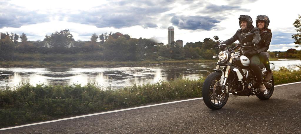 Un couple sur une moto