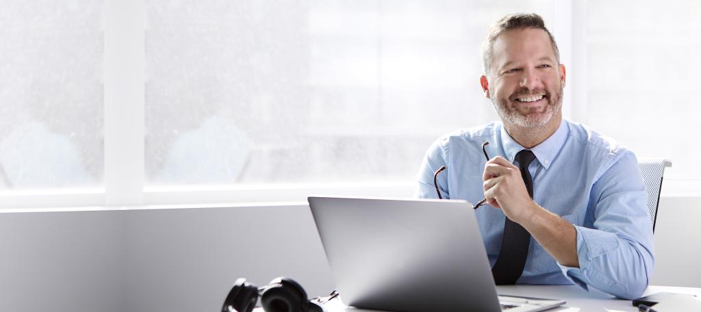 Un homme travaille sur un ordinateur