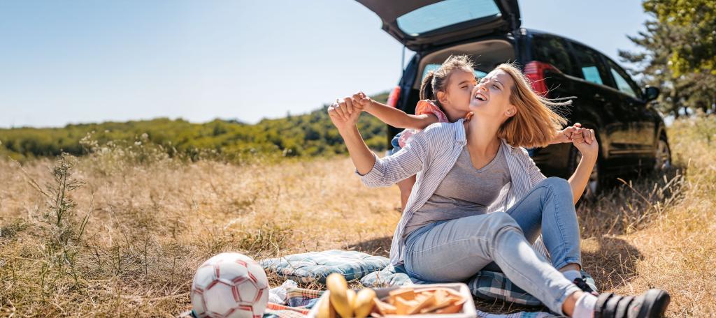 Bannière page assurance auto – Mère et fille rient ensemble