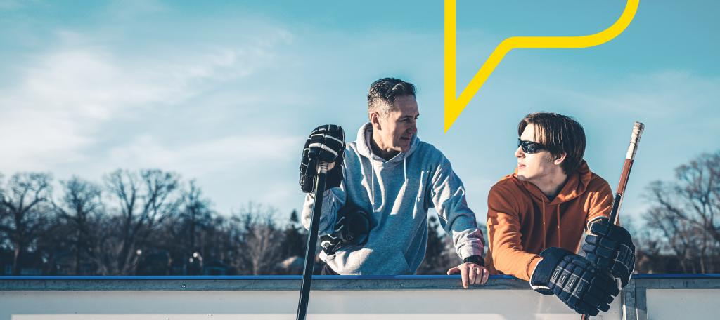 Deux hommes qui discutent sur une patinoir een hivers Promutuel Assurance