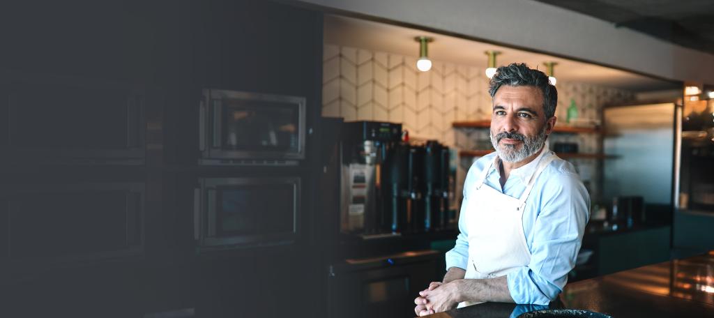 Propriétaire d’un restaurant dans son établissement
