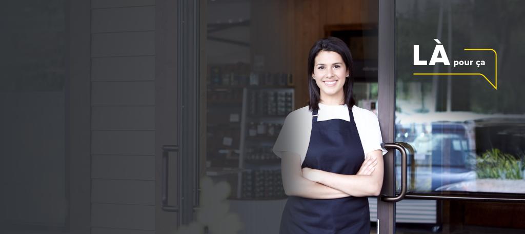 Propriétaire d’entreprise devant son commerce illustrant les protections offertes par l’assurance entreprise.
