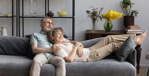 Couple adultes couchés sur divan