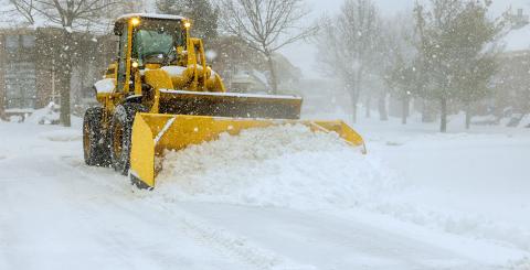 Camion de déneigement à l'oeuvre en pleine tempête