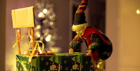 Lutins de Noël faisant un mauvais coup