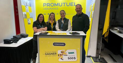 4 représentants Promutuel derrière un kiosque affichant un concours pour gagner une carte cadeau BMR de 500$