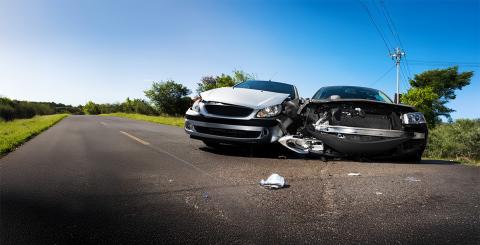 Deux automobiles accidentées sur une route