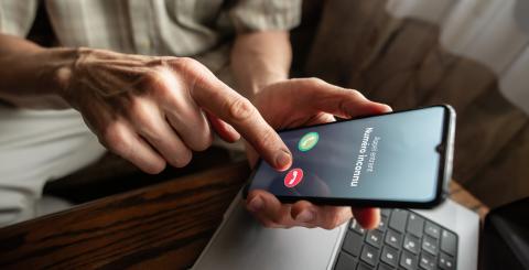 Personne qui refuse un appel entrent sur son téléphone cellulaire