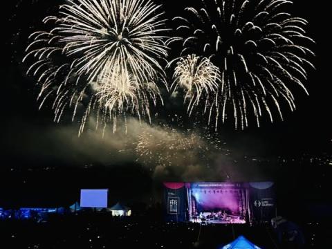 Feux d'artifices au dessus de la scène