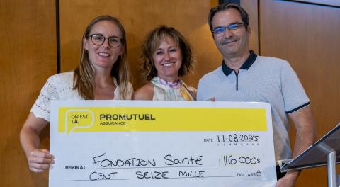 employés promutuel tenant le chèque à la fondation santé de 116 000$