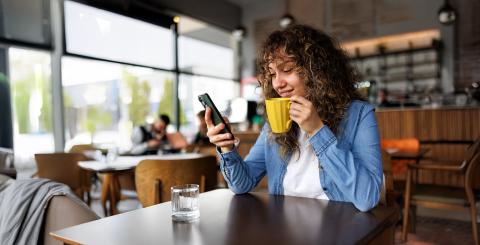 Femme qui fait une soumission d'assurance auto dans un restaurant