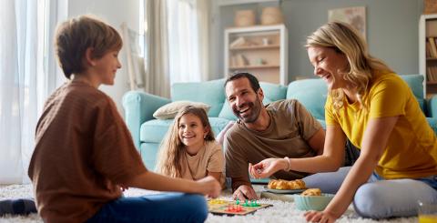 Famille qui joue à un jeu de société