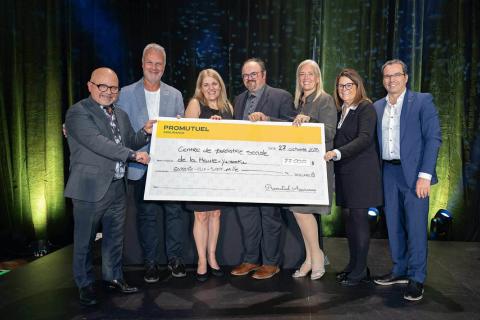 Photo remise chèque montant record avec l'équipe de direction