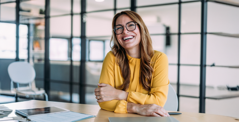 Femme avec chandail jaune qui sourit