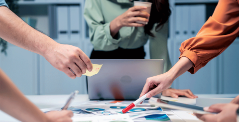 Trois personnes qui travaillent sur un projet
