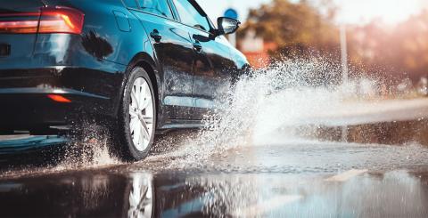 Voiture qui roule dans eau
