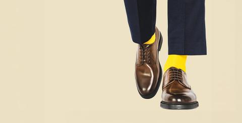 Souliers bruns et bas jaunes