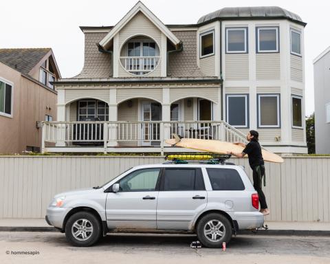Homme-installe-planche-surf-sur-auto