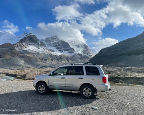Voiture VUS pres de montagne