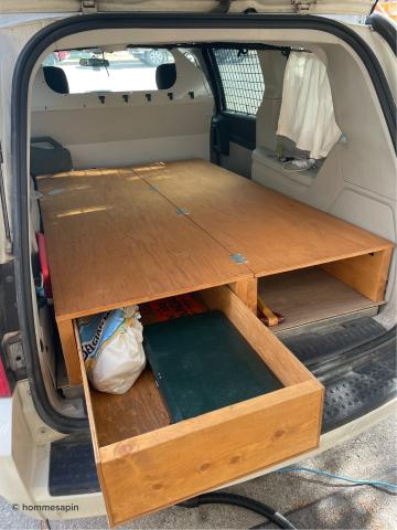 Plateau bois dans auto