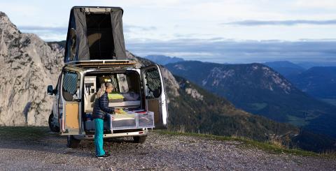 Voiture camping avec vue sur montagnes