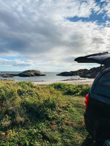 Voiture-minicaravane-avec-valise-ouverte-sur-vue-paysage