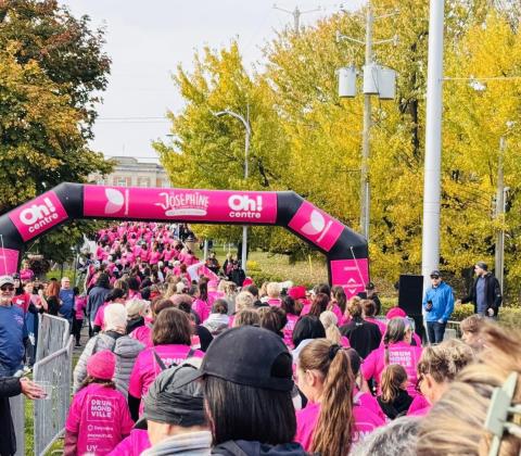 Foule de participantes vêtues de rose franchissant l’arche de départ de La Joséphine à Drummondville