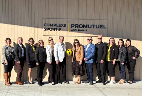 L’équipe de Promutuel Assurance du Saint-Laurent aux Appalaches réunie devant le Complexe sportif Promutuel Assurance à Delson, à l’occasion de son inauguration.