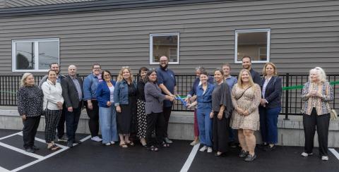 Représentants et partenaires communautaires réunis pour la coupe du ruban lors de l’inauguration d’un lieu d’accueil destiné aux personnes vulnérables de Brome-Missisquoi.