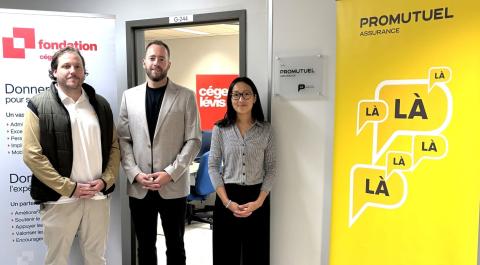 Trois représentants réunis devant la salle de classe Promutuel Assurance du Cégep de Lévis, à l’occasion de son inauguration en partenariat avec la Fondation du Cégep de Lévis.